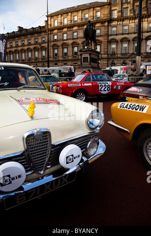 Rally auto parcheggiate in George Square Glasgow all'inizio del centesimo Rallye Monte Carlo. Bianco auto è un Alfa Romeo Guilietta TI Foto Stock