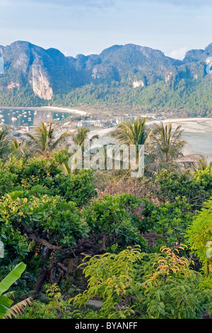 Ao Ton Sai (Tonsai Bay) e Loh Dalam Bay dal punto di vista a Ko Nai, Ko Phi Phi Don, Thailandia Foto Stock