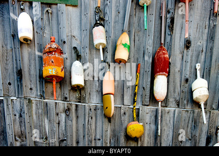 Galleggianti appeso sul grigio di una parete in legno Foto Stock