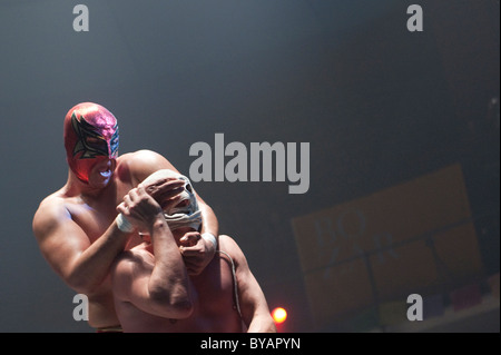 Luchador (wrestler messicano) cercando di smascherare il suo avversario. Foto Stock