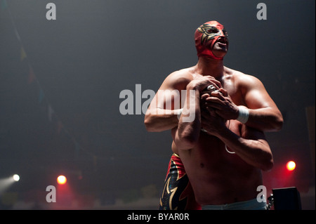 Luchador (wrestler messicano) cercando di smascherare il suo avversario Foto Stock