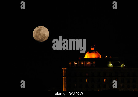 Piena Harvest Moon Rising su una bellissima cupola illuminata Foto Stock