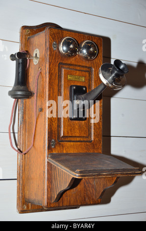Un vecchio telefono con scatola di legno. Museo delle Rockies, Bozeman, Montana, USA. Foto Stock