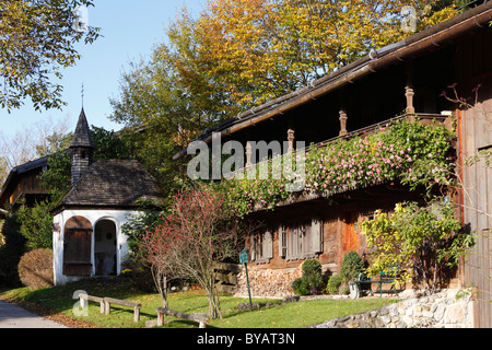 La cappella e la casa in legno in Assenhausen, Berg sul Lago Starnberger See, area Fuenfseenland, Alta Baviera, Baviera Foto Stock