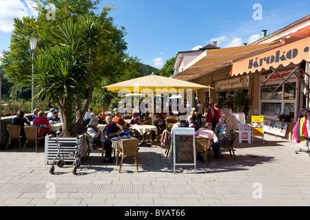 I pensionati seduti in una caffetteria nel giardino Kurpark, Bad Kissingen, bassa Franconia, Baviera, Germania, Europa Foto Stock