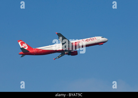 Airbus A321 della compagnia aerea Airberlin dopo il decollo con carrello di atterraggio chiusura porte Foto Stock