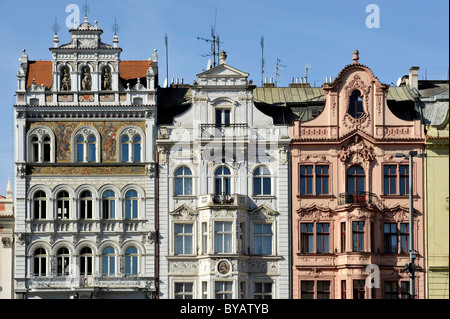 Cuore rosso Casa con sgraffito, Rinascimento e Barocco e case della città, Piazza della Repubblica, Pilsen, Boemia, Repubblica Ceca, Europa Foto Stock