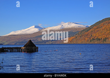 Regno Unito Scozia Tayside Perthshire Loch Tay Ben Lawers e il Crannog a Kenmore Foto Stock
