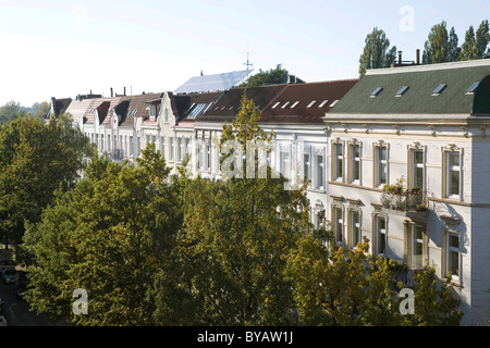 Gli edifici di vecchia costruzione in Eimsbuettel, pannelli solari sul tetto, Amburgo, Germania, Europa Foto Stock