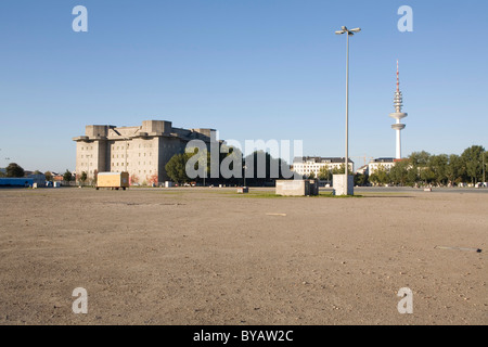 Distretto Heiligengeistfeld, con un alto-aumento bunker e la Torre della TV in distanza, Amburgo, Germania, Europa Foto Stock