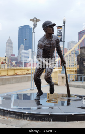 Roberto Clemente statua fuori il PNC Park Stadio Sportivo di Pittsburgh, in Pennsylvania, STATI UNITI D'AMERICA Foto Stock