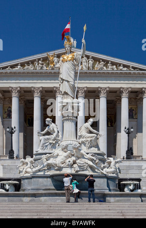 Pallas Atene fontana nella parte anteriore del parlamento austriaco, Vienna, Austria, Europa Foto Stock