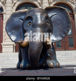 Elefante africano scultura al di fuori del Museo di Storia Naturale, statua del prof. Gottfried Kumpf, Vienna, Austria, Europa Foto Stock