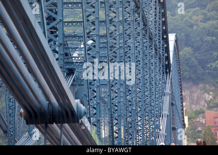 La Smithfield Street ponte che attraversa il fiume Monongahela a Pittsburgh, Pennsylvania, STATI UNITI D'AMERICA Foto Stock