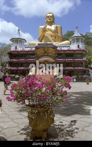 Dambulla, golden Buddha e buddista di Tempio nella Grotta, Sito Patrimonio Mondiale dell'Unesco, nei pressi di Kandy, Sri Lanka, Asia Foto Stock