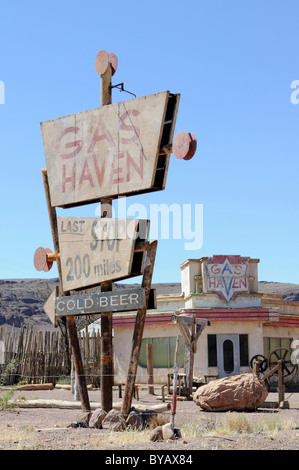 Stazione di gas, set di un film di "Ritorno al futuro", vicino a Ouarzazate, Marocco, Africa Foto Stock