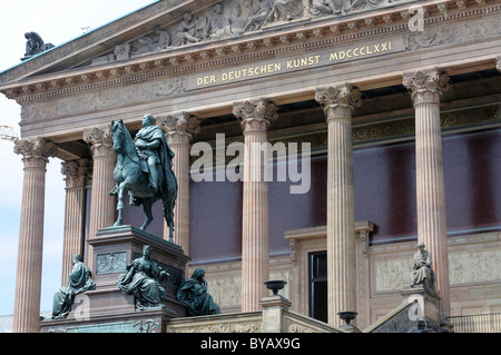 Statua equestre di fronte alla Alte Nationalgalerie vecchia galleria nazionale, Museumsinsel isola dei musei di Berlino, Germania, Europa Foto Stock