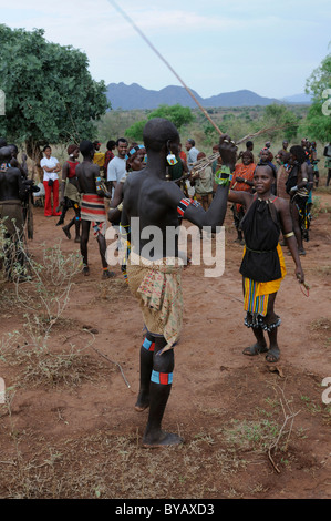 Una donna dalla Hamar tribù essere flogged nel rito di iniziazione "salto sul bestiame', sud della valle dell'Omo, Etiopia, Africa Foto Stock