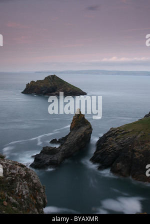 Le groppe in North Cornwall con bella rosa tramonto e mare blu Foto Stock