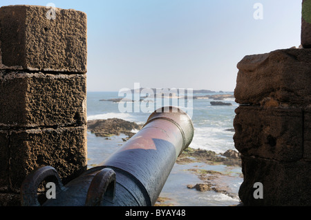 Il vecchio cannone nel forte di Essaouira, Marocco, Africa Foto Stock