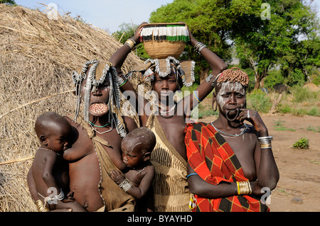 Le donne della tribù dei Mursi, uno con una piastra nel suo labbro, Parco Nazionale di Mago, sud della valle dell'Omo, sud Etiopia, Etiopia Foto Stock