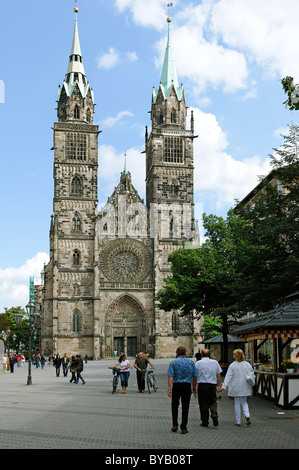 Chiesa Lorenzkirche St. Lorenz visto dalla Karolinenstrasse, Norimberga, Media Franconia, Baviera, Germania, Europa Foto Stock