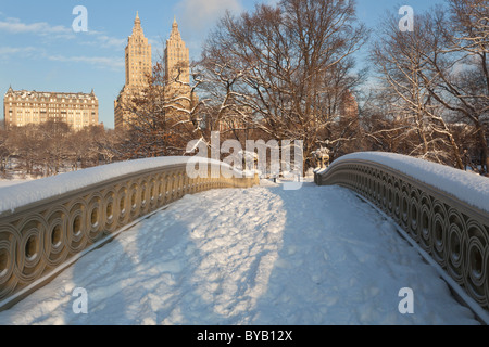 Central dopo la tempesta di neve presso il ponte di prua al mattino presto Foto Stock