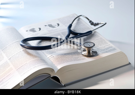 Uno stetoscopio, medicina textbook Foto Stock