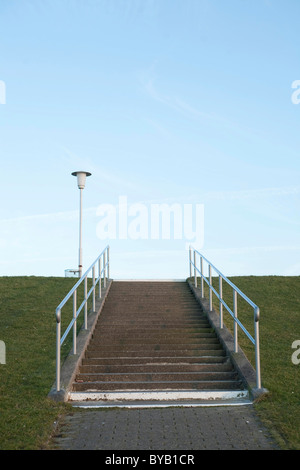 Scale su una sorta di argine, Buesum, Schleswig-Holstein, Germania, Europa Foto Stock