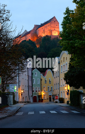 Burg zu Burghausen castello sopra la città vecchia, Burghausen, Alta Baviera, Baviera, Germania, Europa Foto Stock