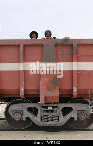 Passeggeri a bordo del minerale di ferro treno di Zouerat, il più lungo e il treno più pesante nel mondo, Nouadhibou, Mauritania Foto Stock