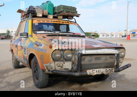 Vecchia Renault che viaggiano attraverso il Sahara, Nouakchott, Mauritania, Africa nord-occidentale Foto Stock