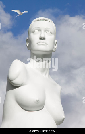 Alison riunitore incinta scultura di Marc Quinn su uno zoccolo in Trafalgar Square Londra Foto Stock