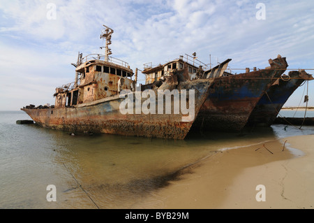 Relitti ruggine sulla spiaggia di Nouadhibou, uno del più grande nave relitto dei cimiteri in tutto il mondo, Mauritania Foto Stock