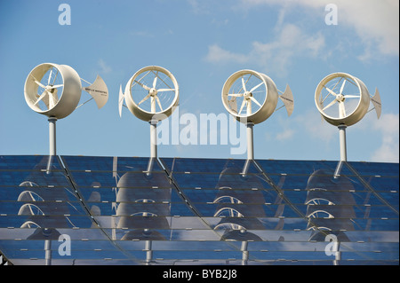 Le turbine eoliche e un impianto solare in Freiburg im Breisgau, Baden-Wuerttemberg, Germania, Europa Foto Stock