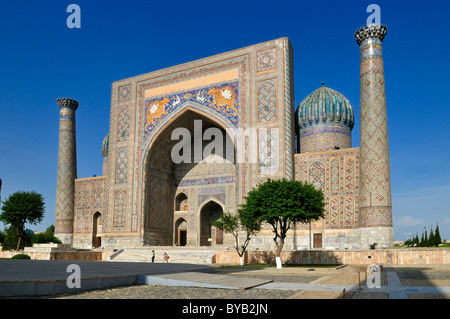 Sher Dor Madrasah, Registan Square a Samarcanda, Sito Patrimonio Mondiale dell'Unesco, Silk Road, Uzbekistan in Asia centrale Foto Stock