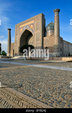 Sher Dor Madrasah, Registan Square a Samarcanda, Sito Patrimonio Mondiale dell'Unesco, Silk Road, Uzbekistan in Asia centrale Foto Stock