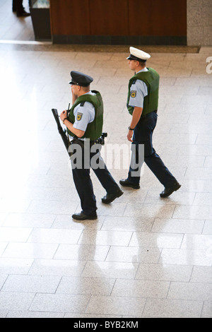 Cooperazione di polizia, il personale di sicurezza all'aeroporto di Francoforte, Hesse, Germania, Europa Foto Stock