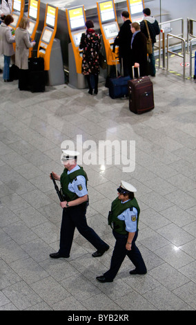 Cooperazione di polizia, il personale di sicurezza all'aeroporto di Francoforte, Hesse, Germania, Europa Foto Stock