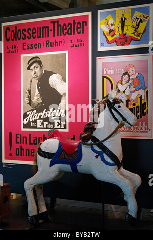 Poster storico del teatro Colosseum Essen e una giostra a cavallo e il nuovo museo della Ruhr, il complesso industriale delle Miniere di carbone dello Zollverein Foto Stock