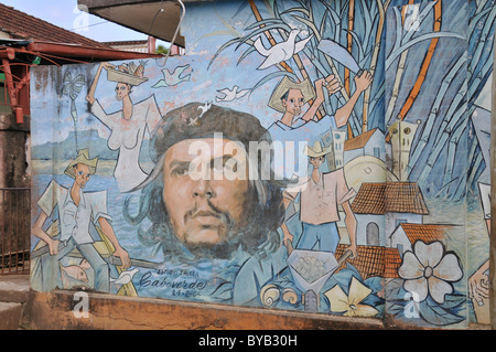 Che Guevara murale, centro storico di Baracoa, Cuba, dei Caraibi e America centrale Foto Stock