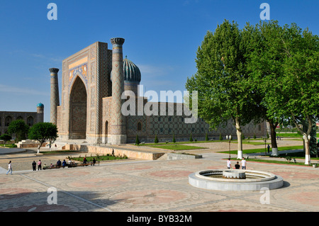 Sher Dor Madrasah, Registan Square a Samarcanda, Sito Patrimonio Mondiale dell'Unesco, Silk Road, Uzbekistan in Asia centrale Foto Stock