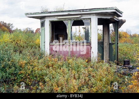 Run-giù la casella segnale, in corrispondenza di una ex stazione centro riparazione coperta, chiusa nel 2003, Wedau district, Duisburg Foto Stock