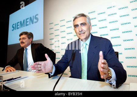 Peter Loescher, destra, CEO di Siemens AG e Jo Kaeser, sinistra, Chief Financial Officer, durante la conferenza stampa sulla finanziaria Foto Stock