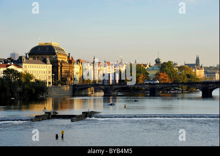 Il fiume Moldava, Smetana quay, Teatro Nazionale, Ponte legione, Praga, Boemia, Repubblica Ceca, Europa Foto Stock