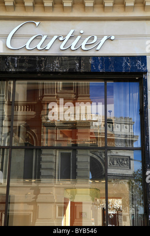 La riflessione dell'Arc de Triomphe, Arco Trionfale, nella finestra di un Cartier store sugli Champs Elysees, Parigi, Francia, Europa Foto Stock