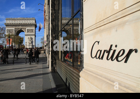 La riflessione dell'Arc de Triomphe, Arco Trionfale, nella finestra di un Cartier store sugli Champs Elysees, Parigi, Francia, Europa Foto Stock