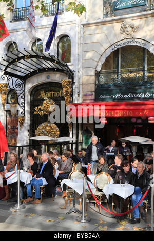 Monte Cristo Café e il Marriott Hotel a Champs Elysees, Parigi, Francia, Europa Foto Stock