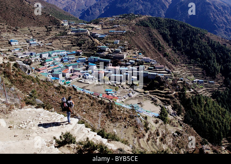 Un sherpa guardando in giù sul villaggio sherpa Namsche Basar, Khumbu, Parco Nazionale di Sagarmatha, Nepal, Asia Foto Stock