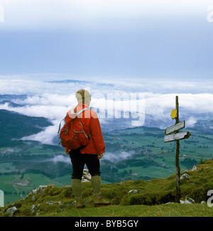 Vista dalla Hubertushuette lodge su Mt. Breitenstein attraverso la valle Leitzachtal intorno Hundham e nebbiose colline pedemontane dell Foto Stock